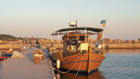 Vista-del-puerto-con-atados-de-barco-de-pesca-por-el-muelle,-Grecia