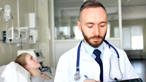 Porträt-von-zuversichtlich-Arzt-mit-Patienten-auf-Hintergrund