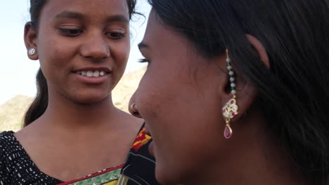 Rajasthani-Frauen-in-traditionellen-Umgebung-sprechen-und-handheld-Shot-close-up-mittlere-schön-fröhlich-glücklich-Freude-teilen