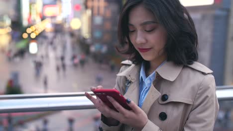 young-asian-woman-using-smartphone-in-the-city