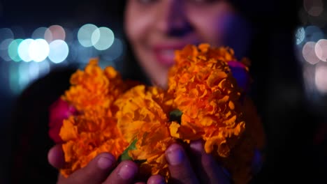 Schöne-junge-Frau-Hände-kam-im-Namaste-grüßt-mit-orange-Ringelblume-Blumengirlande-auf-ihrem-Hals-Angebote-Gebete-Anbetung,-die-Gott-Göttin-begrüßt-lächelt-glühende-Respekt-Gläubigen-Religion-handheld-Hände