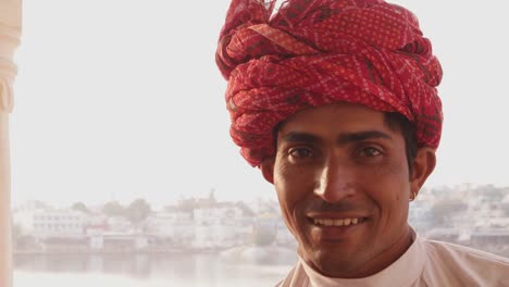 Retrato-de-un-guapo-hombre-de-Rajasthani-sentado-por-el-Santo-lago-de-Pushkar-en-la-India