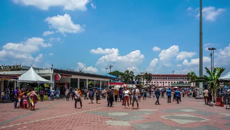 4K-turistas-tráfico-lapso-de-tiempo-en-Kuala-Lumpur-cerca-de-la-Plaza-de-las-cuevas-de-Batu