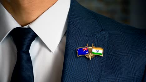 Geschäftsmann-zu-Fuß-in-Richtung-Kamera-mit-Freund-Land-Flaggen-Pin-Australien---Indien