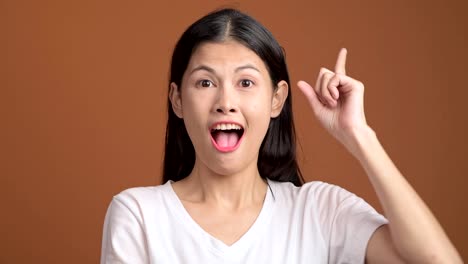 Thinking-woman-isolated.-Portrait-of-asian-woman-in-white-t-shirt-thinking-hard-and-excited-to-find-a-solution,-looking-at-camera.