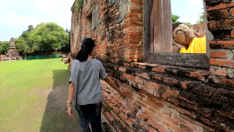 Traveler-in-Ayutthaya-Historical-Park-slow-motion