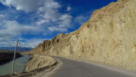 Roadtrip-entlang-Indus-Fluß-auf-Keylong-Leh-Road,-Leh-Ladakh,-Indien