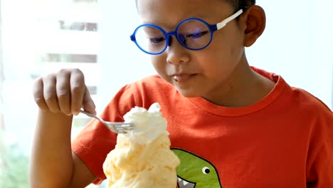 Cute-asian-niños-felices-comen-helado-en-el-restaurante