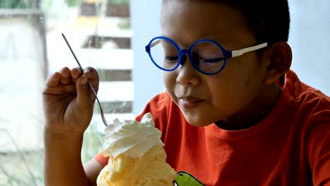 Süße-asiatische-Kinder-glücklich-essen-Eis-im-restaurant