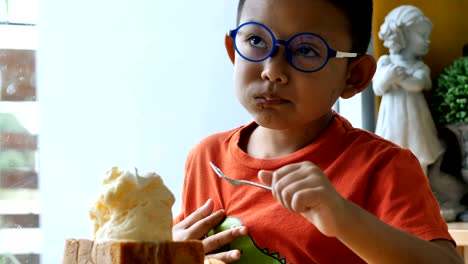 Süße-asiatische-Kinder-glücklich-essen-Eis-im-restaurant