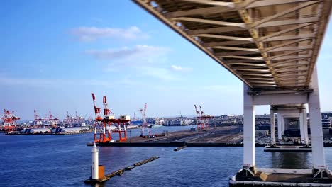 Breite-Schuss-der-beschäftigt-Yokohama-Japan-Brücke,-Führer-Boot,-Hafengebiet