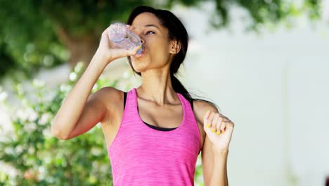 Retrato-étnico-chica-agua-con-ropa-workout