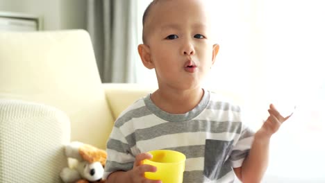 Niño-comiendo-cereales-de-los-soplos