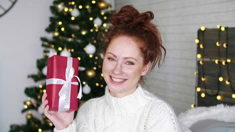 Retrato-de-niña-feliz-con-el-regalo-de-Navidad