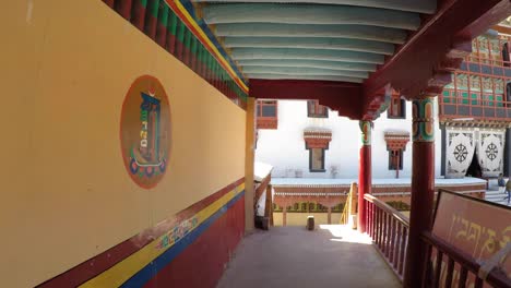 Pasillo-en-el-monasterio-de-Hemis,-Leh-Ladakh,-India