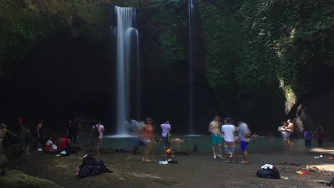 4K-UHD-larga-exposición-Time-lapse-de-turistas-en-awaterfall-en-Bali,-Indonesia