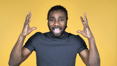 Screaming-Angry-Casual-African-Man-Isolated-on-Yellow-Background