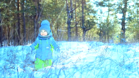 Kind-steht-in-einer-Schneewehe.-Dreht-sich-um-und-schaut-sich-um.-Wintertag