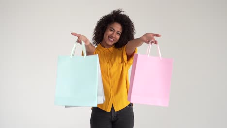 African-american-mujer-sosteniendo-bolsas