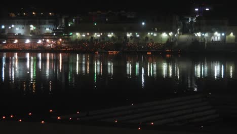 Vista-de-noche-de-oraciones-en-los-templos-hindúes-en-el-lago-de-Pushkar