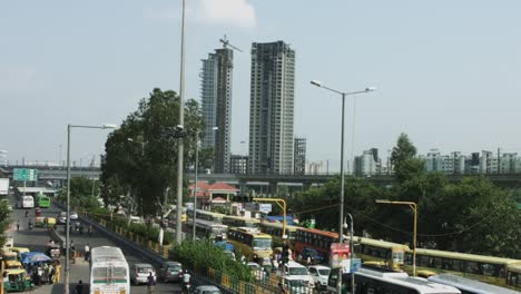 Lapso-de-tiempo-de-disparo-de-movimiento-de-tráfico-en-calle-de-la-ciudad,-Delhi,-India