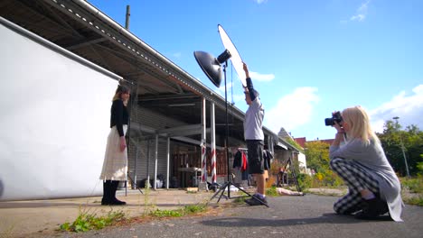 Mode-Foto-shooting-im-Freien-in-freundlicher-und-entspannter-Atmosphäre