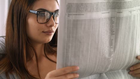 Mujer-joven-leyendo-periódico