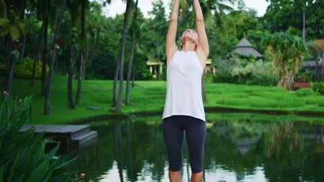 Frau-üben-Yoga-