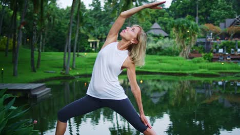 Frau-üben-Yoga-