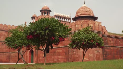 Das-Rote-Fort-Lal-Qila,-eines-historischen-Forts-in-der-Stadt-von-Delhi,-Indien.-UNESCO-World-Heritage-Site.