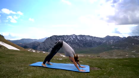 mujer-practicando-yoga-en-el-exterior