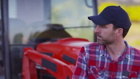 Porträt-der-Bauer-auf-dem-Traktor-sitzen