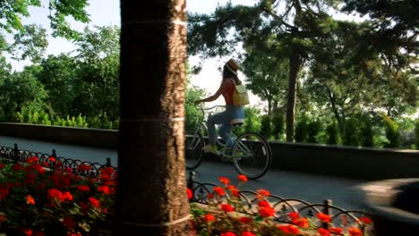 junge-schöne-Frau-mit-dem-Fahrrad-in-einem-park