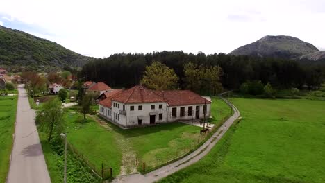 La-casa-y-el-pueblo-en-las-montañas.-La-aldea-Njegusi