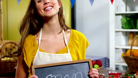 Porträt-des-weiblichen-Personals-hält-ein-Schild-\"geöffnet\"