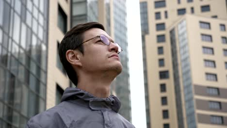 Ingeniero-en-uniforme-mirando-alrededor-con-el-edificio-en-el-fondo.