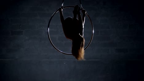 Hübsches-Mädchen-hängt-kopfüber-auf-dem-aerial-hoop