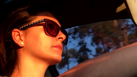Fahren.-Der-junge-Autofahrerin-während-Sonnenuntergang-hautnah
