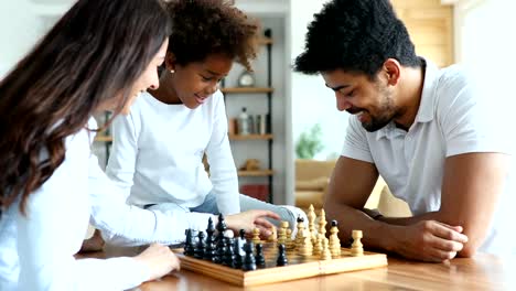 Glückliche-Familie-zusammen-Schach-zu-spielen,-die-zu-Hause