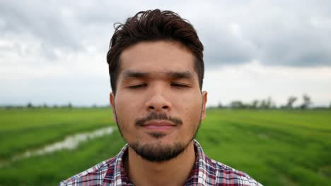 Close-up-face-man-smile-at-the-meadow.