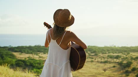 Joven-mujer-tocando-la-guitarra