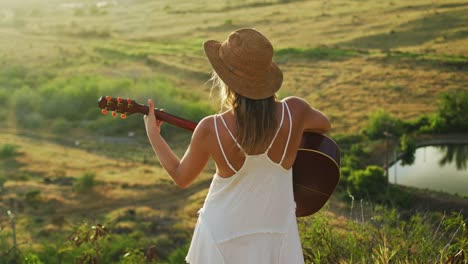 Junge-Frau-spielt-Gitarre