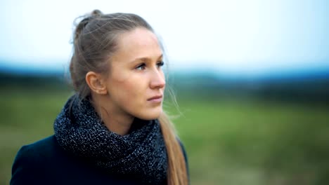 Porträt-des-einsamen-depressiven-Frau-alleine-in-einem-Feld