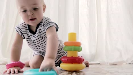 Entzückende-Baby-mit-Spielzeug