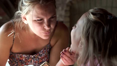 Inspección-de-los-dientes-de-niña-madre