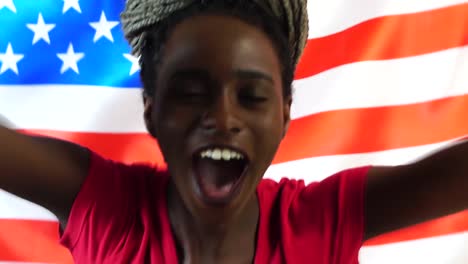 Joven-estadounidense-Black-Woman-celebrando-con-la-bandera-de-Estados-Unidos