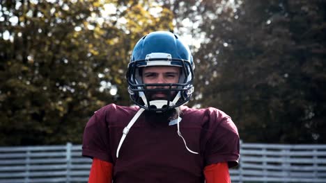 Hombre-poner-casco-antes-del-partido-de-fútbol-americano