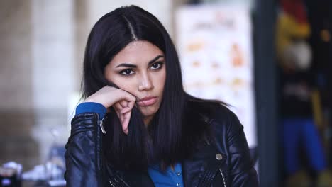 Retrato-de-joven-filipina-mujer-triste-y-pensativo-sentado-en-bar-al-aire-libre