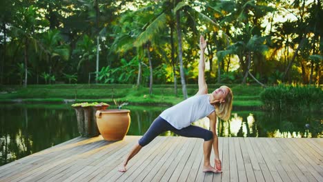 Frau-üben-Yoga