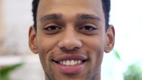 Close-up-Portrait-of-Smiling-afroamerikanischen-Jüngling